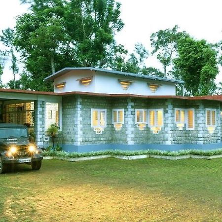 Coorg Kolamotte Hotel Gonikoppal Kültér fotó