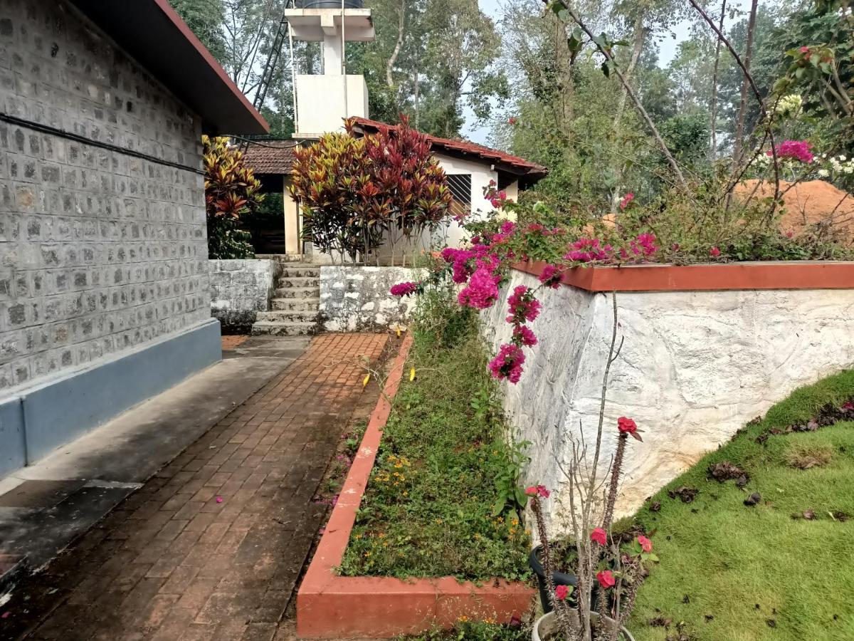 Coorg Kolamotte Hotel Gonikoppal Kültér fotó
